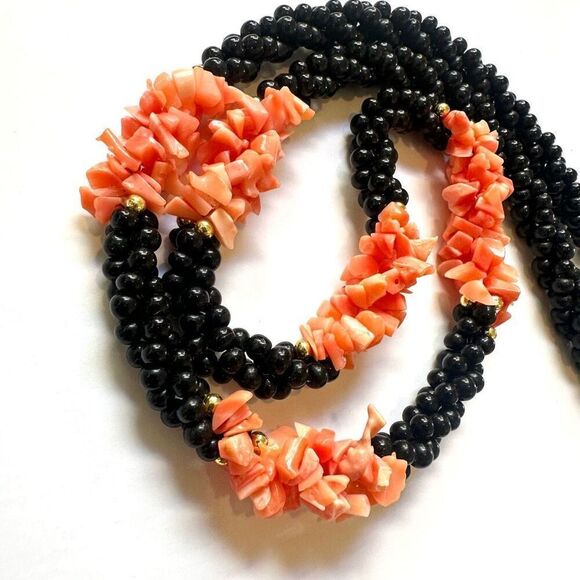 Coral and onyx beaded necklace - Picture 3 of 8